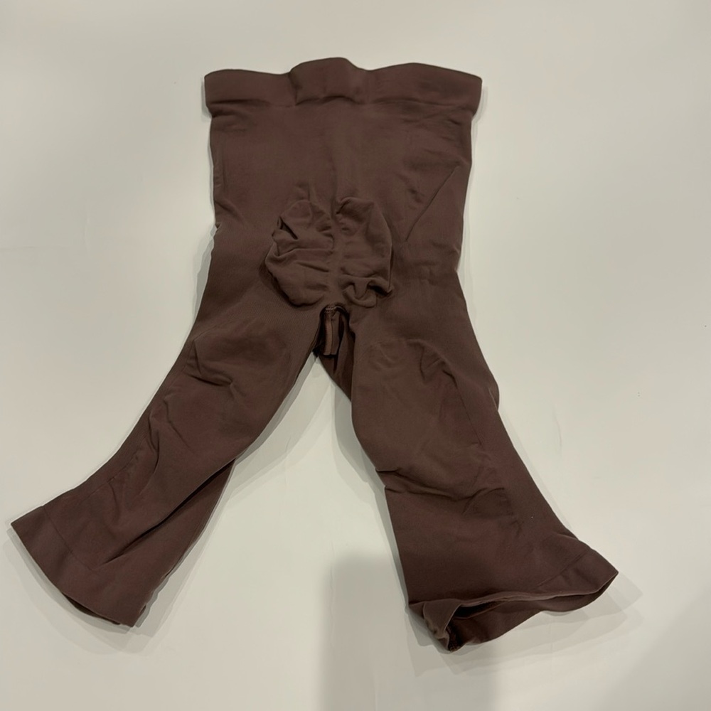 SKIMS NWOT L/XL Sculpt Mid Thigh Short. - Picture 2 of 5